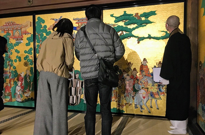 瑞巌寺　文王の間　襖絵をみる人々
