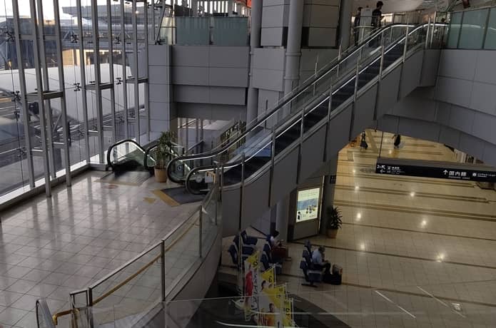 仙台空港1階から2階へ