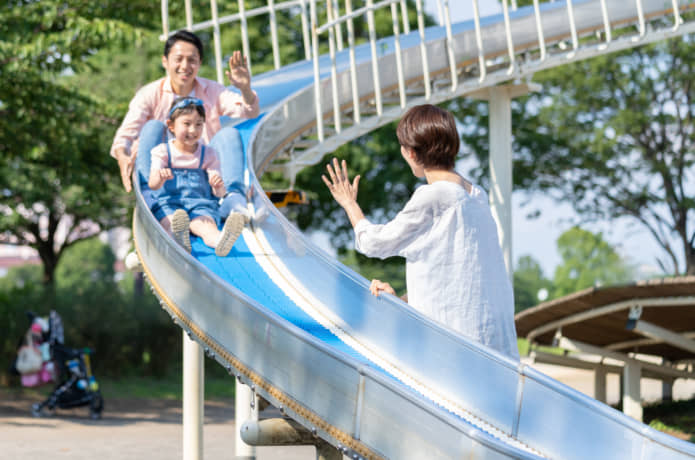 子ども　滑り台　イメージ