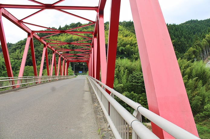 歩道の線がない橋