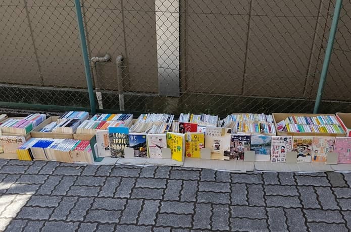 書本&cafe magellan屋外に並べられた古本