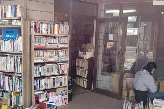 書本&cafe magellan入口