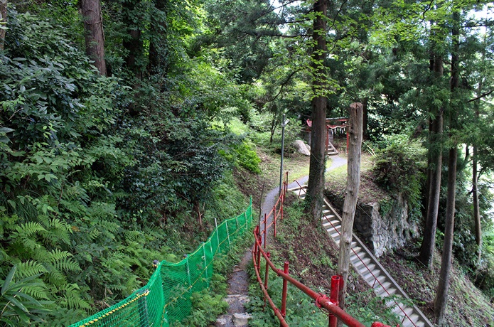 釣石神社　細い参道