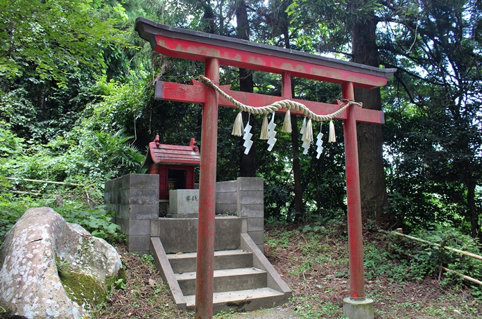 釣石神社　祠