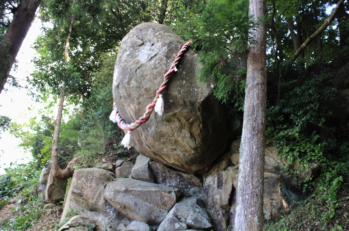 落ちそうで落ちない釣石