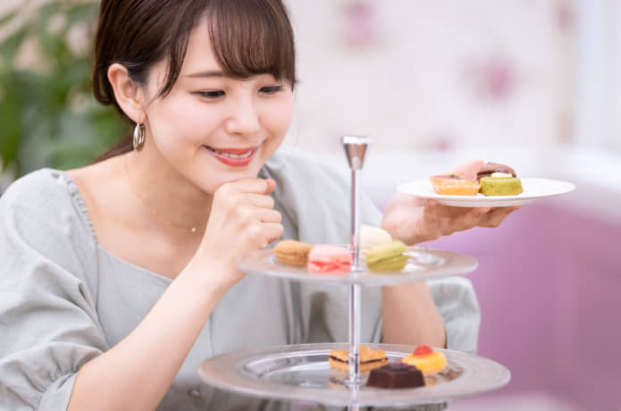 アフタヌーンティー　女性