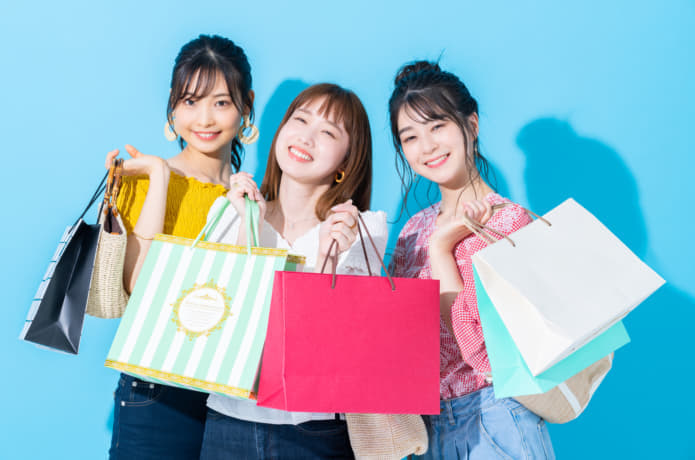 買い物をする女性