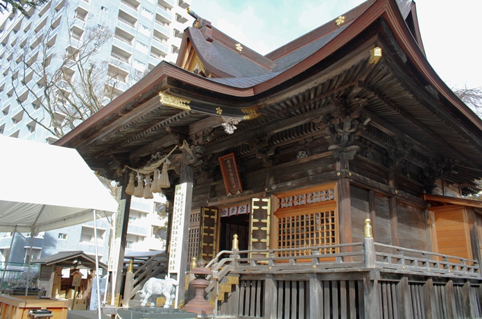 榴ヶ岡天満宮 　横からみた拝殿
