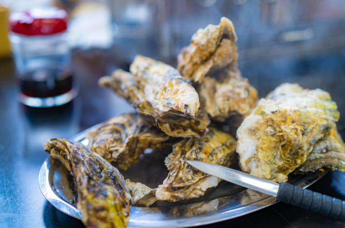 牡蠣を家で食べている様子