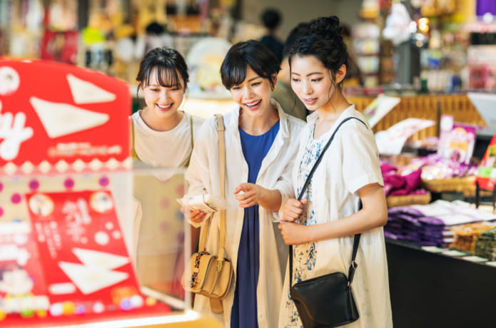 友達とショッピングを楽しむ女性