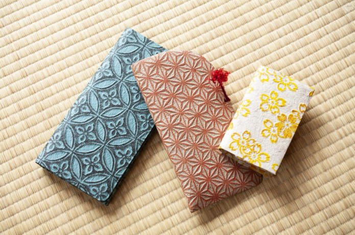 白石和紙で作られた小物