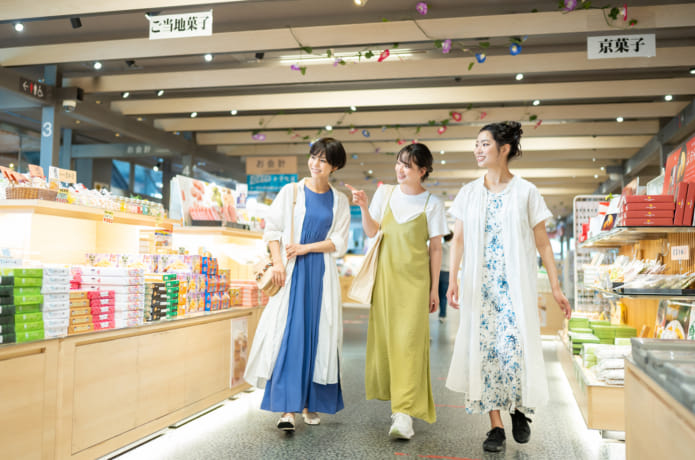 3人の女性がお土産を選んでいるところ