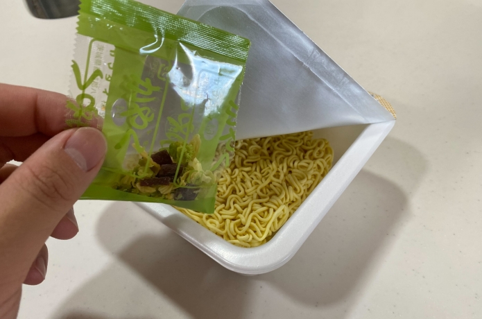 仙台牛タン風味塩焼きそばにかやくを入れているところ