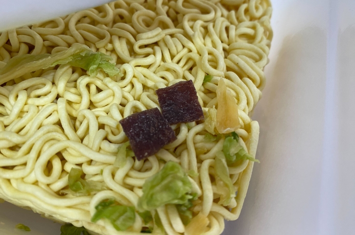仙台牛タン風味塩焼きそばのかやくに入っている牛タンのようなもの