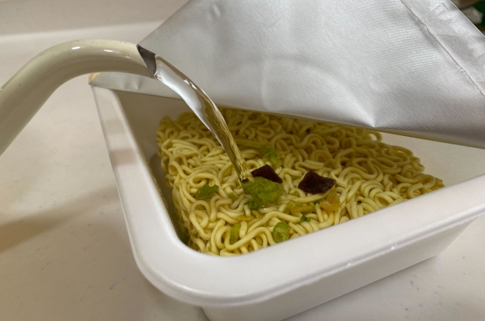 仙台牛タン風味塩焼きそばにお湯を注いでいるところ