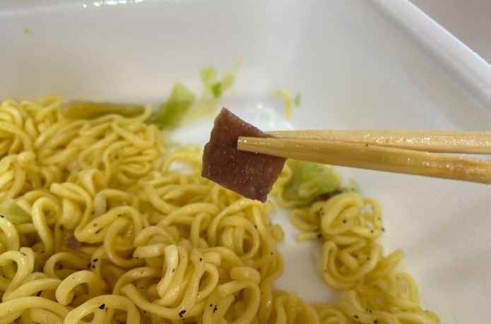 仙台牛タン風味塩焼きそばに入っている牛タンチップ