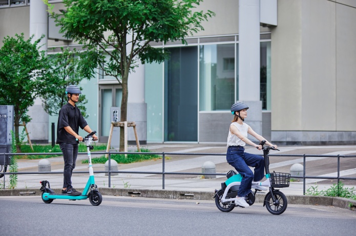 LUUPで走行する男女