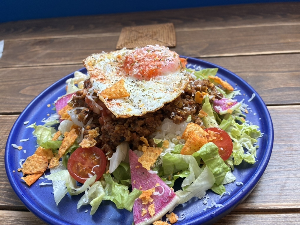 Bridge33CAFEAND HOSTELのタコライス