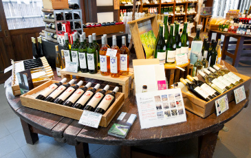 むとう屋のお酒が陳列されている様子