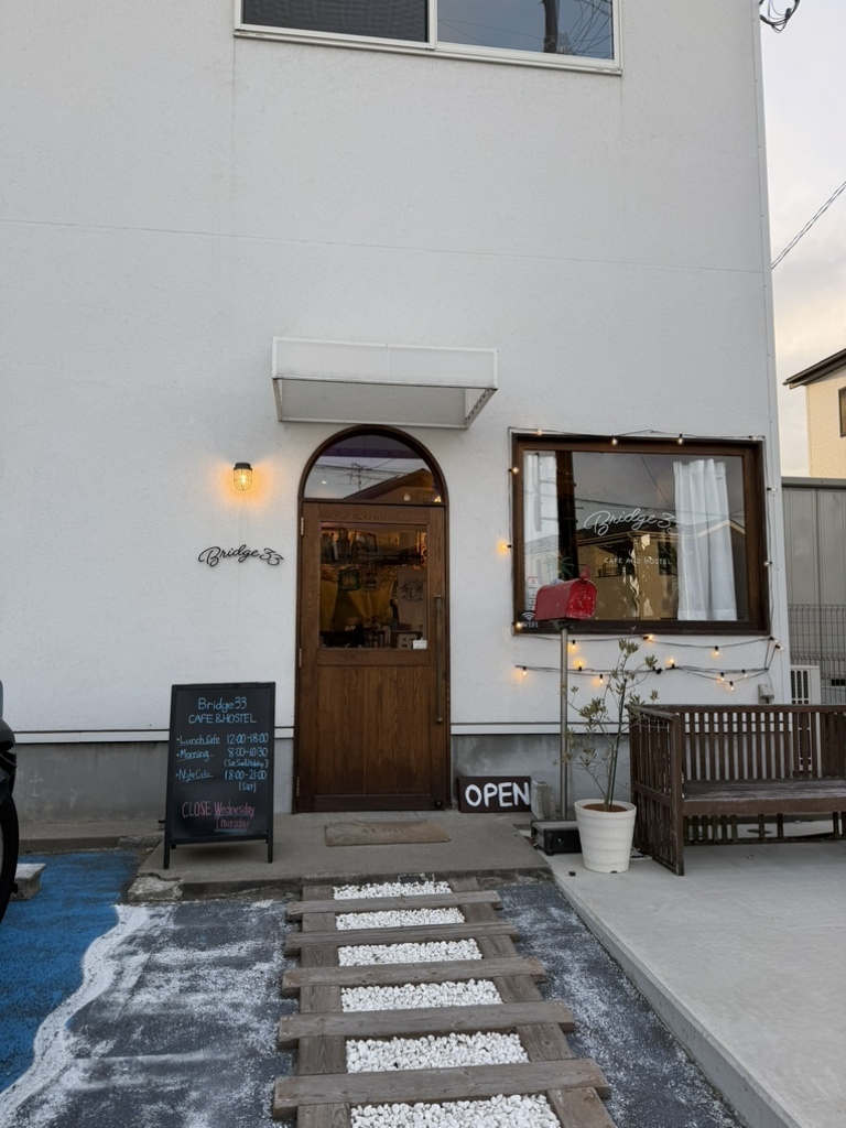 Bridge33CAFEAND HOSTELの外観