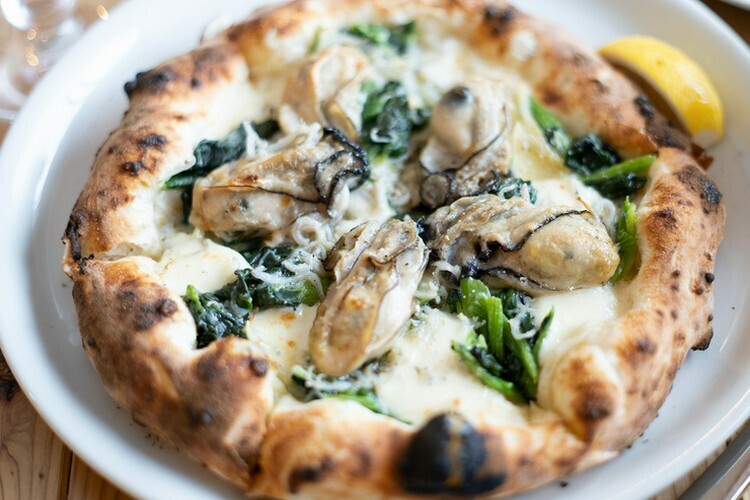 pizzeria pino isola vestaの牡蠣ピザ