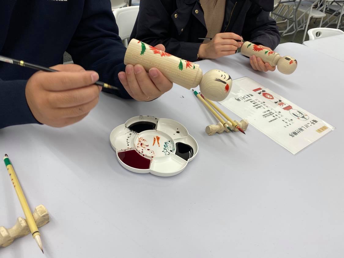 松島離宮こけしの絵付けの様子