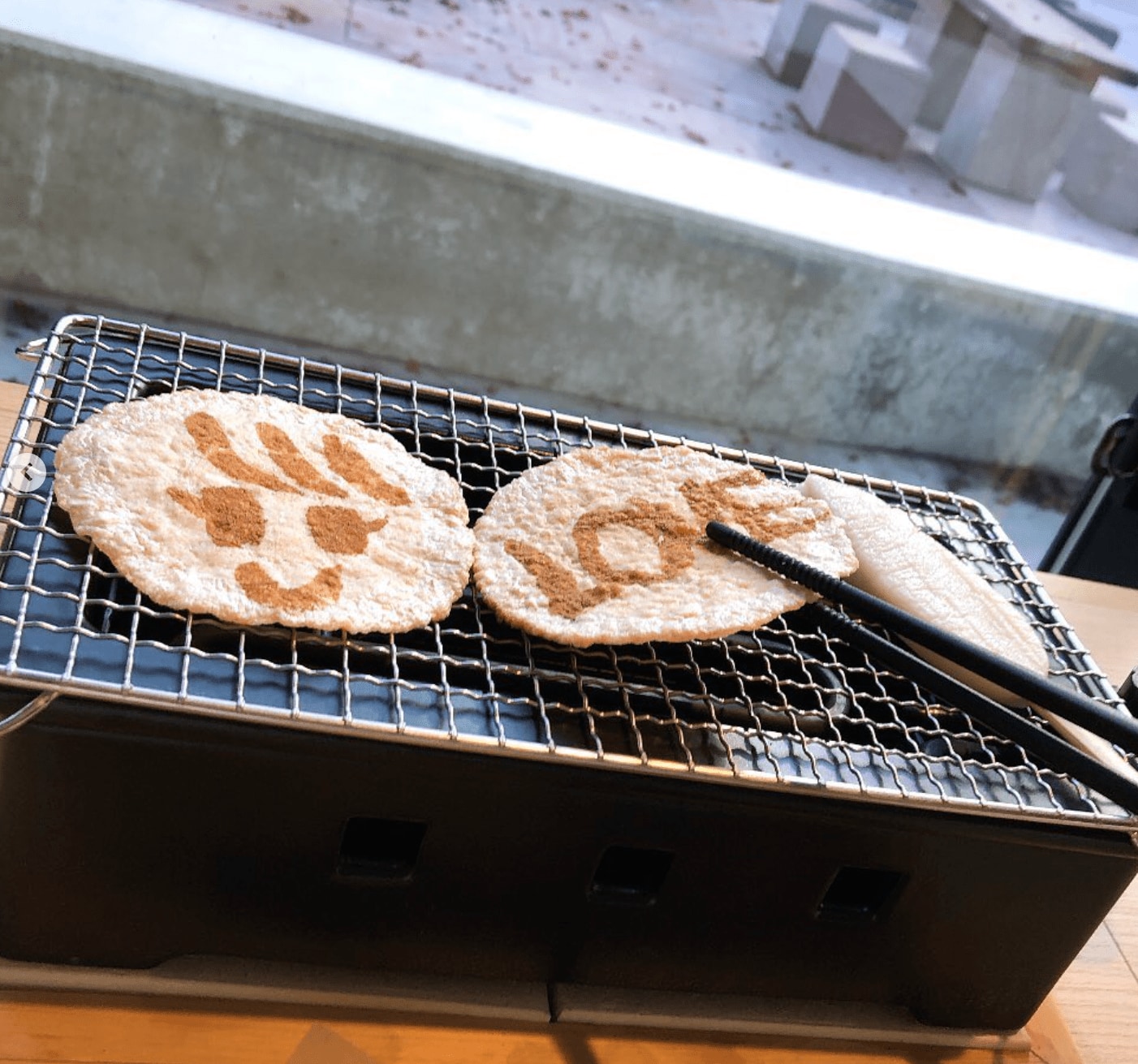 茶屋勘右衛門ヤケルえびせん